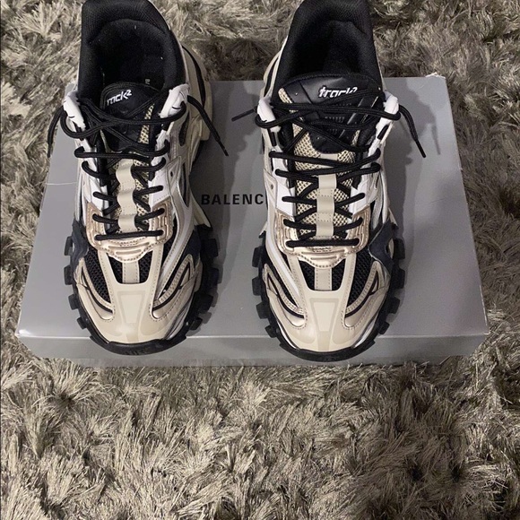 Designer sneaker - Picture 2 of 3